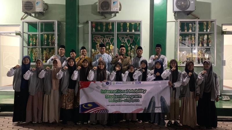 Bupati Sragen Lepas 21 Santri SMP DIMSA dalam Program International Mobility Student ke Malaysia dan Singapura